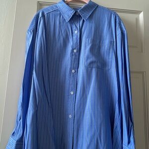 EUC Women’s business casual Blue Striped Shirt Medium with stylish vented back